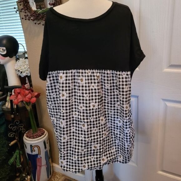 Torrid top pop over black white buffalo print Daisy daisies floral 3 3X - Picture 2 of 6